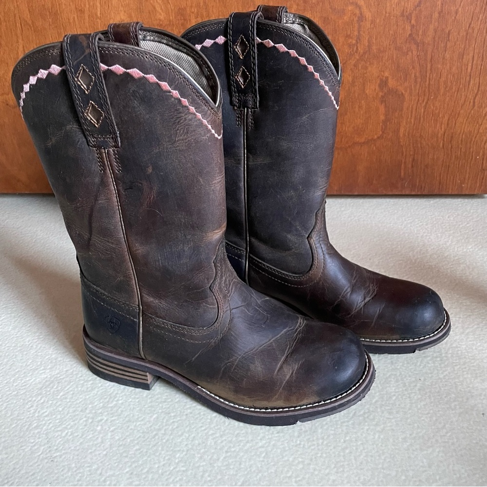 Ariat women’s Unbridled Roper boots brown leather pink embroidered boots  8.5